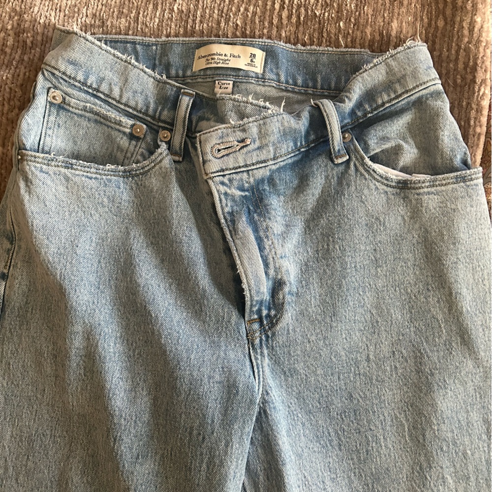 Light wash Abercrombie Curve Love 90s straight ultra high rise